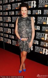 组图：2013全英音乐奖女星红毯竞艳