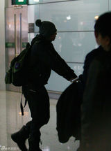 幻灯图：孙楠潘蔚滑雪度假机场秀甜蜜 兄弟夏雨随行