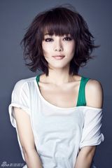 组图：邓家佳多变发型获追捧 短发俏皮长发柔美