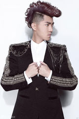 组图：歌浴森新年写真帅气硬朗摇滚范儿