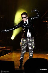 组图：Rain旋风访台劲爆开唱 与女舞伴贴身热舞