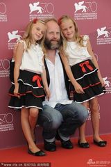 组图：《警官之妻》发布 导演携双胞胎萌翻全场