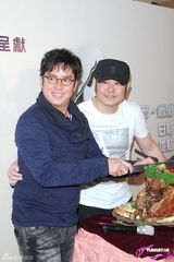 组图：刀郎新疆餐厅宣传演唱会 谭咏麟现身助阵