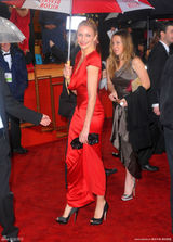 高清图：卡梅隆-迪亚兹雨中现身 身姿窈窕红裙美艳