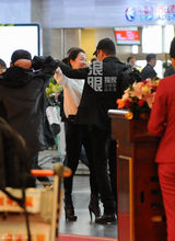 组图：张涵予机场与白衣美女谈笑拥抱