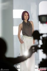 组图：杨千嬅玫红发色拍广告玉背诱人