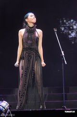 组图：吴雨霏首场红馆演唱会 服装造型性感出位