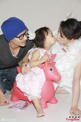 组图：蔡少芬挺大肚拍全家福 与爱女玩亲亲