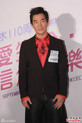 组图：任贤齐自愧腹肌不如张家辉 遭梁汉文投诉