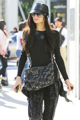 高清组图：帕丽斯-希尔顿街拍全身黑皮帽抢眼