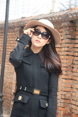 高清组图：贾青街拍LOOK黑色大衣搭配特色帽子