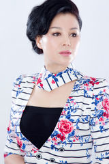 组图：于小慧新写真彰显高贵风韵