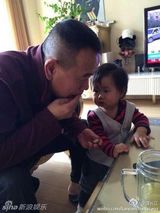 组图：潘长江带孙子变老小孩儿 祖孙温馨有爱