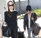 组图：朱莉与养子同返洛杉矶 全黑装扮酷劲十足