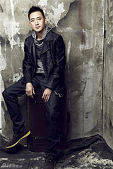 组图：王阳写真神情凝重 眼神迷离展熟男魅力