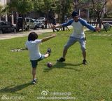 组图：Kimi踢足球呆萌可爱 林志颖赞有天赋