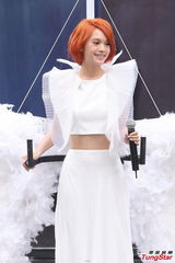 组图：杨丞琳签唱会砸百万 化身天使登场