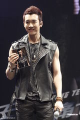 组图：王野发片秀肌肉 母亲带家常菜抵京支持