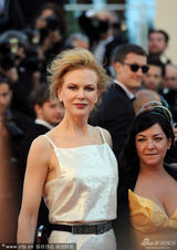 组图：《维纳斯》首映 妮可时尚裙装露背