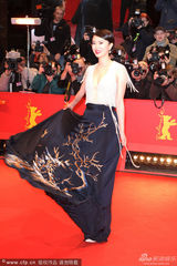 组图：《推拿》中国女星黄璐露背撩裙摆抢镜