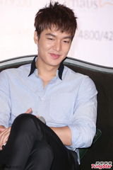 组图：李敏镐穿衬衫帅气亮相 台上憨笑吐舌卖萌