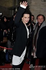 组图：《她们》柏林首映朱丽叶-比诺什热拥搭档