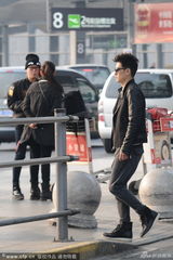 组图：林志颖帅气现身展童颜 镜头前比V卖萌