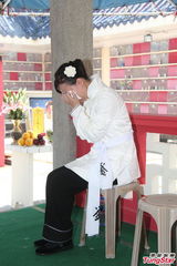 组图：刘家良遗体火化 翁静晶灵前掩脸痛哭