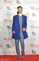 组图：蕾哈娜戴墨镜加蓝色西装潮范十足