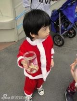 组图：Lucas圣诞装扮童趣大发 现身迪斯尼乐园 