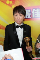 组图：黄子华补领视帝 笑言跟张智霖亲戚情深