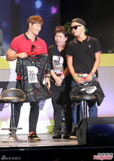 组图：RunningMan四主持香港重现《英雄本色》