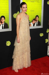 组图：艾玛《壁花少年》首映不慎露胸贴