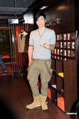 幻灯图：方力申辟谣“方邓恋” 黎明捧场时装店