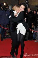 组图：《她们》柏林首映朱丽叶-比诺什热拥搭档