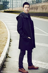 组图：王阳街拍秀长腿 目光深邃玩酷男人味