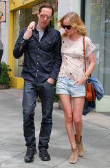 高清组图：凯特-波茨沃斯和男友逛街热裤秀美腿