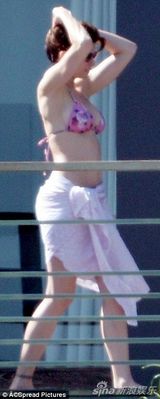 组图：45岁老牌超模西摩度假 火辣身材下体若现