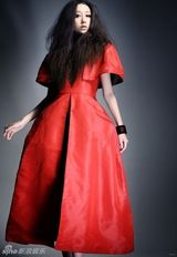 组图：唐雯“中国红”写真大片 性感妖娆霸气十足