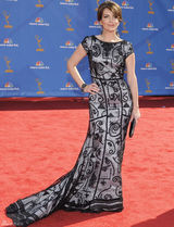 高清组图：艾美奖红毯 蒂娜-菲礼服秀知性气质