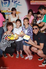 组图：新剧《爱.回家》宣传 众星现场互喂雪糕