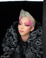 组图：张惠妹妖艳紫色烟熏妆 哥特造型脸颊消瘦