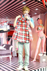 组图：男星唐禹哲代言秀粉色内裤 现场比划试穿