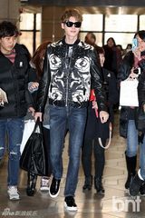 组图：李钟硕穿花夹克 与中国粉丝共度情人节