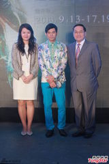 组图：周杰伦带病宣传巡演 花西服帅气抢镜