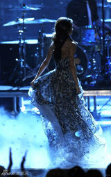 组图：贾斯汀-比伯绯闻女友戈麦斯献唱公众选择奖