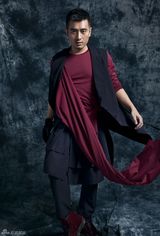 组图：陈龙大片裙装男人更有型