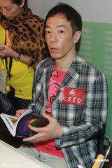 组图：黄贯中新书签名会 屏蔽负面报道免影响朱茵