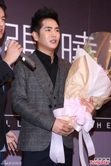 组图：张晓龙赴台记者会媒体挤爆 闭口不谈绯闻