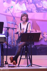 组图：李克勤郑欣宜开唱 鼓励年青人追梦